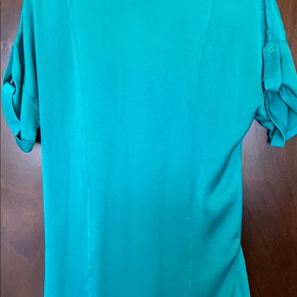 Mid-thigh high silk/satin material BCBG - Picture 7 of 7